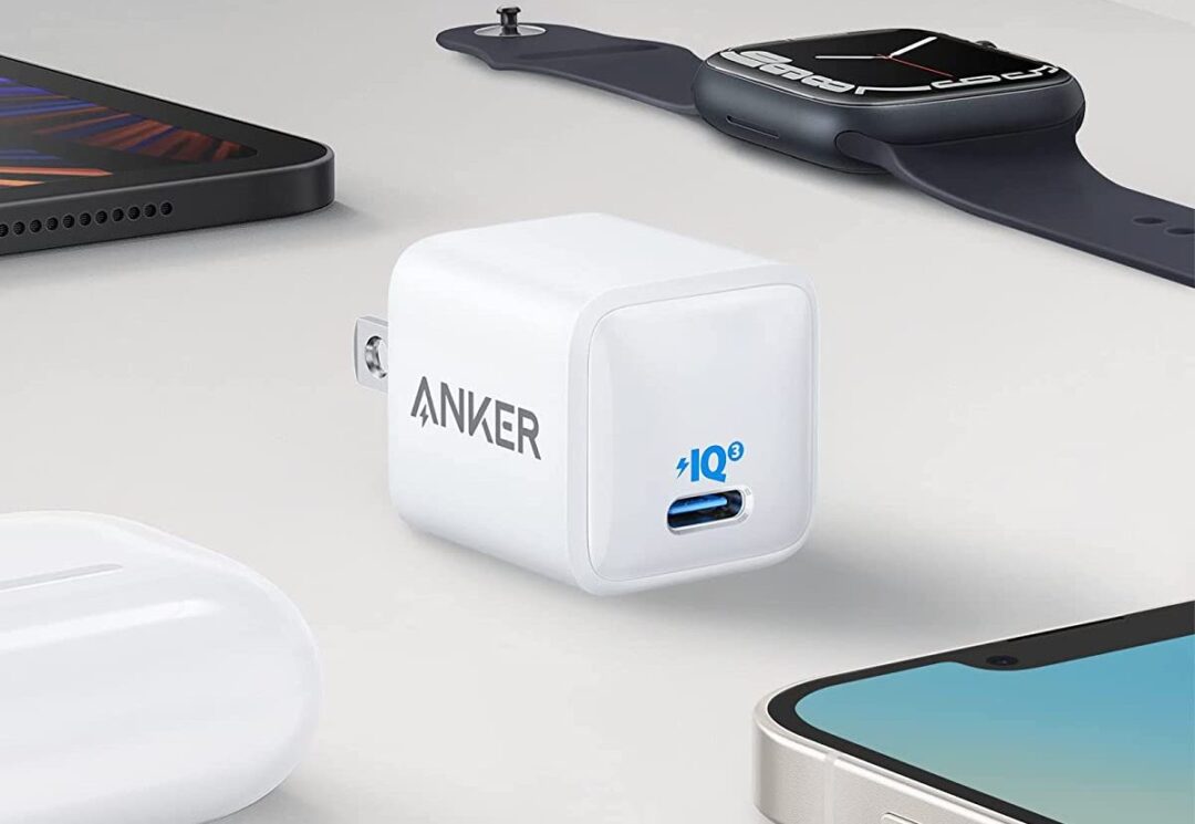 6 Best Small & Light USB Phone Chargers for Traveling