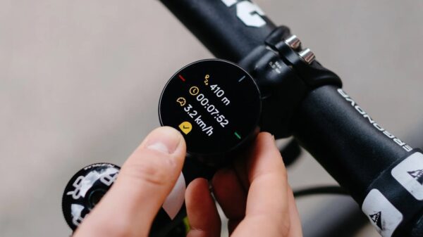 This Cool Cycling Device Provides Navigation and Track Your Strava