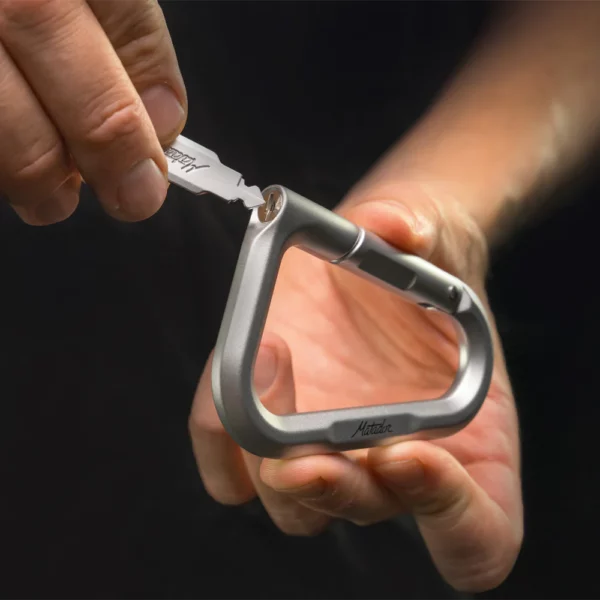 Carabiner That Functions as a Sturdy Lock